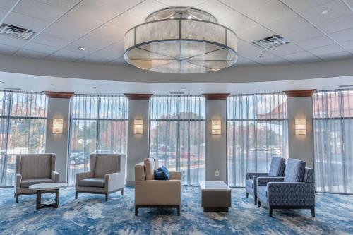 DoubleTree by Hilton New Bern - Riverfrontにあるシーティングエリア