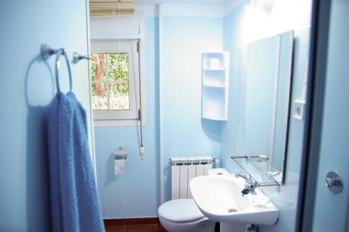 ガラパガルにあるApartamentos individuales con piscinaの青いバスルーム(トイレ、シンク付)