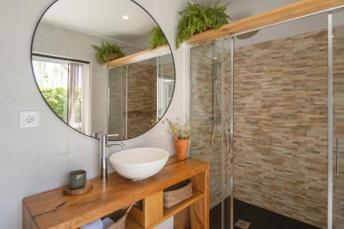 La salle de bains est pourvue d'un lavabo et d'un miroir. dans l'établissement Aldeia de Portimão, à Portimão