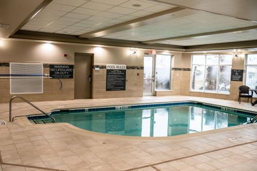 a large swimming pool in a hotel room at Hilton Garden Inn Fayetteville/Fort Bragg in Fayetteville