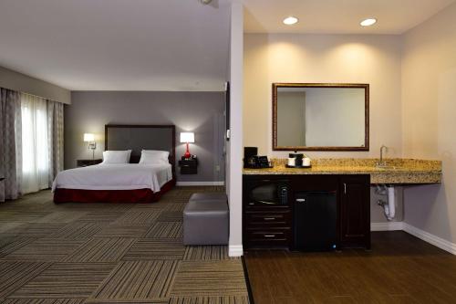 Letto o letti in una camera di Hampton Inn & Suites Fredericksburg