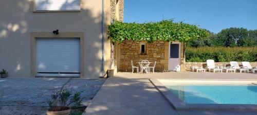 une maison avec une piscine à côté d'un bâtiment dans l'établissement Mas La Resse, à Tresques