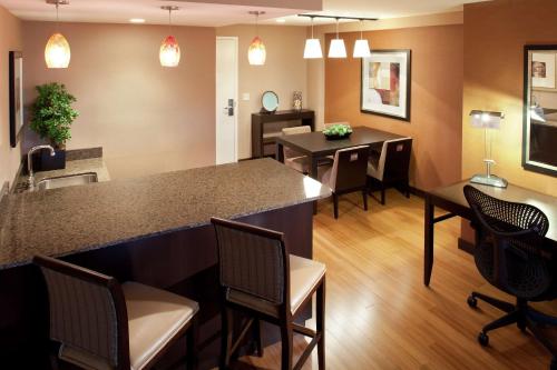 a bar in a room with chairs and tables at Hilton Garden Inn Sioux Falls South in Sioux Falls