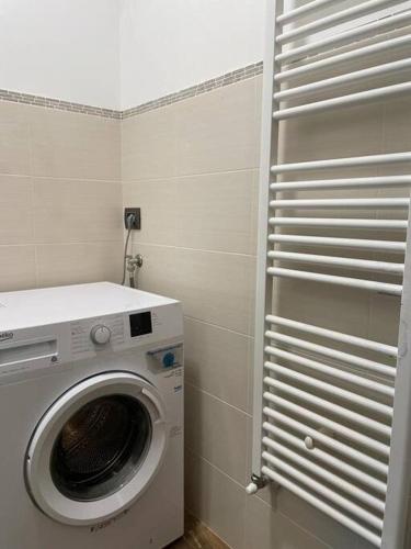 a washer and dryer in a small room at La dimora delle Rose in Passignano sul Trasimeno