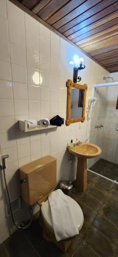 Ένα μπάνιο στο Hortensias Pousada Boutique - Piscina Aquecida 37 Graus e Fire Pit a Gas - Aceita PET