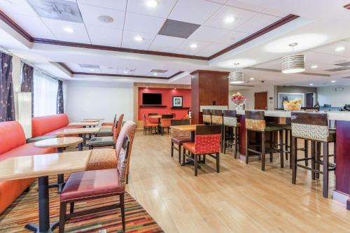 a restaurant with tables and chairs and a bar at Hampton Inn Groton/Mystic in Groton