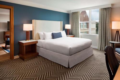 ein Hotelzimmer mit einem Bett und einem Fenster in der Unterkunft Hilton University of Florida Conference Center Gainesville in Gainesville