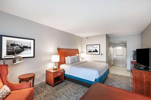 um quarto de hotel com uma cama e uma televisão em Hilton Garden Inn Houston/Sugar Land em Sugar Land