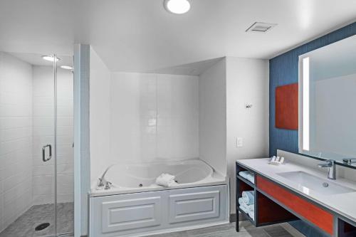 W łazience znajduje się wanna, umywalka i prysznic. w obiekcie Hilton Garden Inn Houston/Sugar Land w mieście Sugar Land
