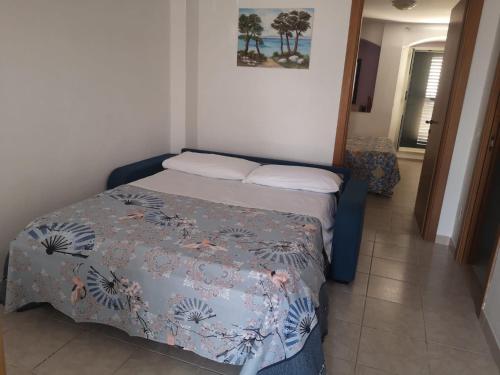 1 dormitorio pequeño con 1 cama en una habitación en Villa Donà Appartamento:Defensola, en Vieste