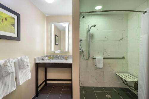 y baño con ducha y lavamanos. en DoubleTree by Hilton Cape Cod - Hyannis en Hyannis