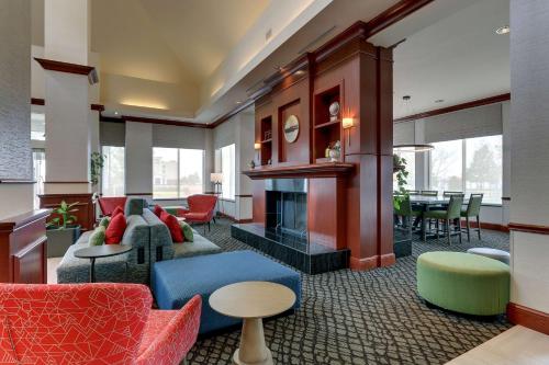 a living room filled with furniture and a fireplace at Hilton Garden Inn Indianapolis Airport in Plainfield