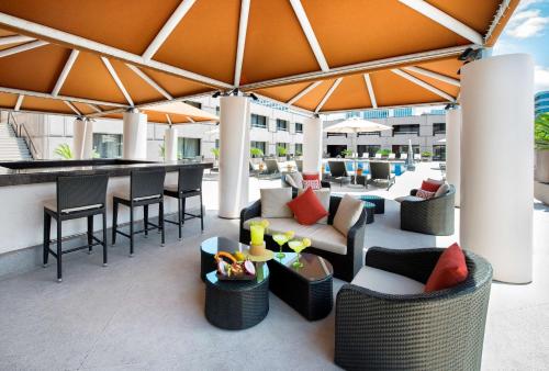 een terras met stoelen en tafels en een bar bij Hilton Houston Post Oak by the Galleria in Houston