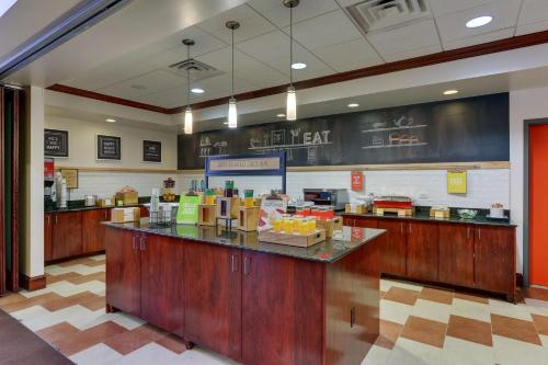 a food counter in a fast food restaurant at Hampton Inn & Suites Indianapolis-Airport in Indianapolis