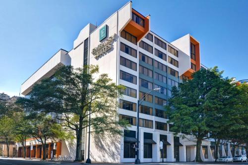 un bâtiment situé dans une rue avec des arbres devant elle dans l'établissement Embassy Suites Winston-Salem, à Winston-Salem