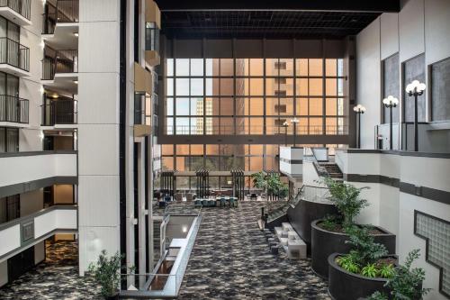 Ein Balkon oder eine Terrasse in der Unterkunft Embassy Suites Winston-Salem