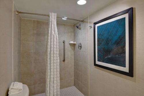 Ein Badezimmer in der Unterkunft Embassy Suites Winston-Salem