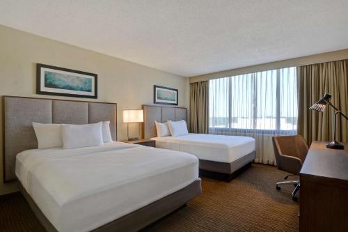 Ein Bett oder Betten in einem Zimmer der Unterkunft Embassy Suites Winston-Salem