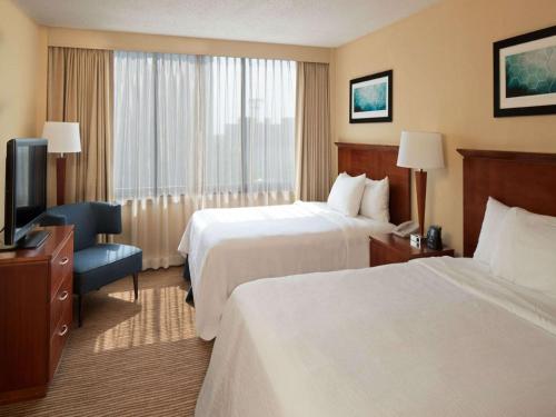 Ein Bett oder Betten in einem Zimmer der Unterkunft Embassy Suites Winston-Salem