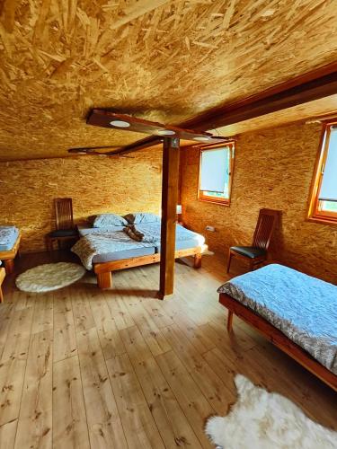 - une chambre avec 2 lits dans une chambre dotée de parquet dans l'établissement Apartma Sveti Martin, 