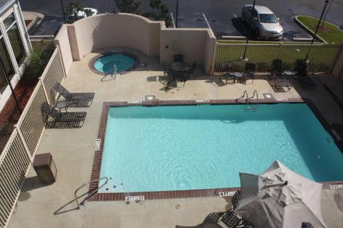 una vista aérea de una piscina en un hotel en Hilton Garden Inn Jackson/Pearl en Pearl
