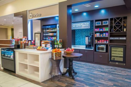 a grocery store with a counter in a store at Hilton Garden Inn Jackson/Pearl in Pearl