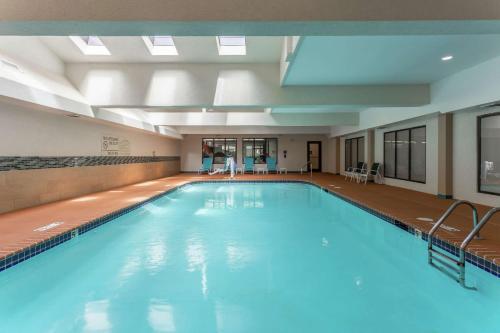 a large indoor swimming pool with blue water at Hampton Inn Jefferson City at Capital Mall in Jefferson City