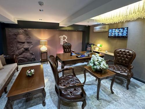 sala de estar con sofá, mesa y sillas en THE ROYALS HOTEL en İzmir