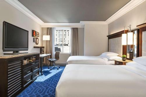 Postel nebo postele na pokoji v ubytování Hilton Checkers Los Angeles