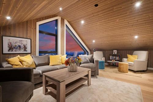 sala de estar con sofá y mesa en New lovely cabin in Rauland, ski inout, fast wifi en Torvetjørn