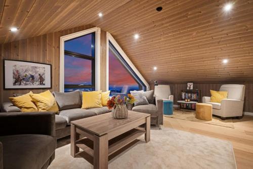 Χώρος καθιστικού στο New cabin ski in out, fireplace & mountain view