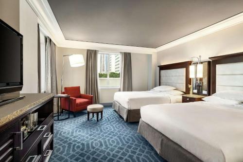 Postel nebo postele na pokoji v ubytování Hilton Checkers Los Angeles