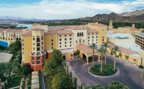une vue aérienne d'une ville avec des bâtiments dans l'établissement Hilton Lake Las Vegas Resort & Spa, à Las Vegas