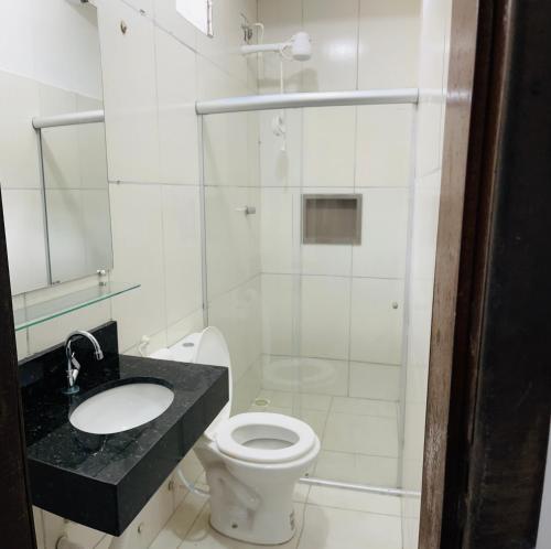 Bilik mandi di Pousada Timbalada
