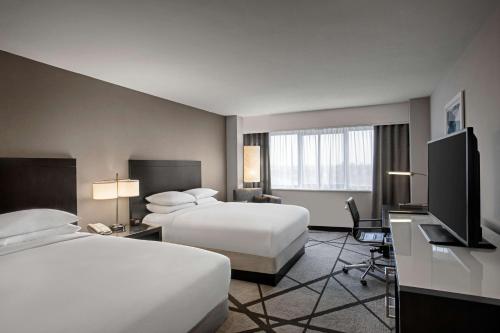 Postel nebo postele na pokoji v ubytování DoubleTree by Hilton Los Angeles Norwalk
