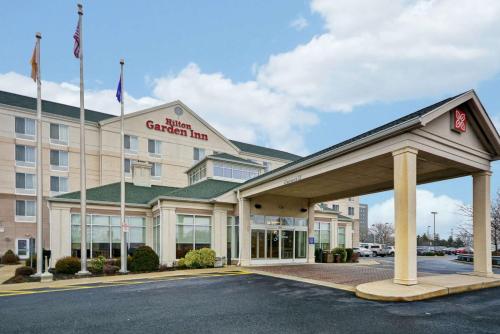 a front view of a cranberry hotel at Hilton Garden Inn Ridgefield Park in Ridgefield Park