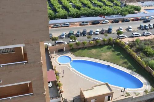 an overhead view of a pool in a parking lot at APARTAMENTO EN MARINA DOR (OROPESA) in Oropesa del Mar
