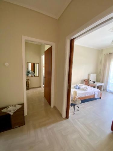een slaapkamer met een bed en een woonkamer bij Nikoleta downtown apartment in Lefkada