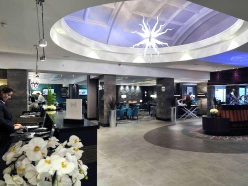 een lobby van een hotel met een groot plafond bij DoubleTree by Hilton London – West End in Londen