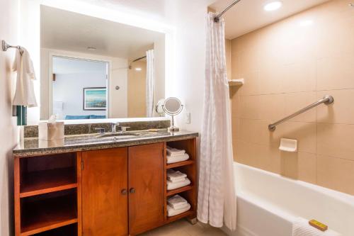 DoubleTree by Hilton Carson في كارسون: حمام مع حوض وحوض استحمام ودش