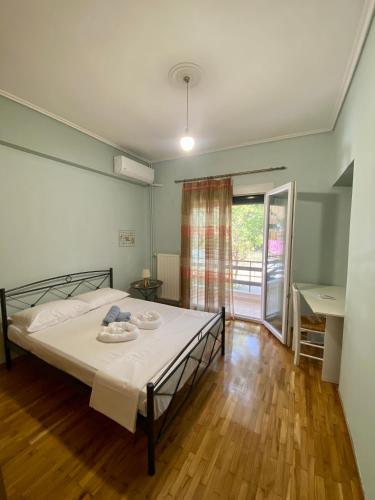 um quarto com uma cama num quarto com pisos em madeira em Nikoleta downtown apartment em Lefkada