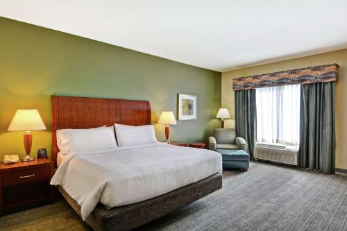 Un pat sau paturi într-o cameră la Hilton Garden Inn Conway