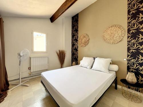 een slaapkamer met een groot wit bed in een kamer bij Maison 6 couchages Saint Cyprien in Saint-Cyprien