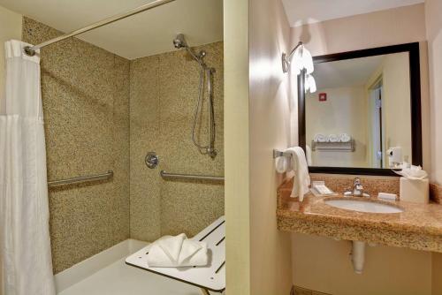 Ein Badezimmer in der Unterkunft Hilton Garden Inn Conway