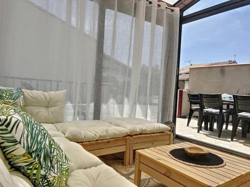 un salon avec un canapé et une table dans l'établissement La Casa des Cyclades, à Saint-Cyprien