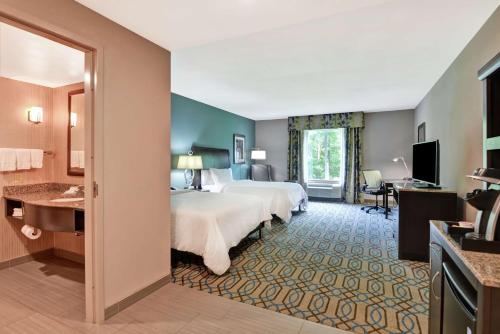 Habitación de hotel con cama y baño en Hilton Garden Inn West Little Rock, en Little Rock