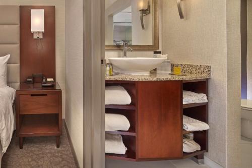 Postel nebo postele na pokoji v ubytování DoubleTree by Hilton Little Rock