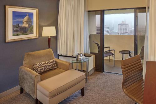 Posezení v ubytování DoubleTree by Hilton Little Rock