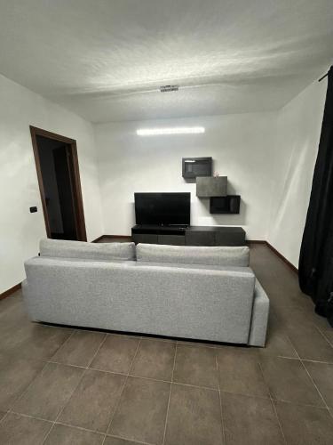 ein Wohnzimmer mit einem Sofa und einem Tisch in der Unterkunft Home Sarenji in Trivolzio