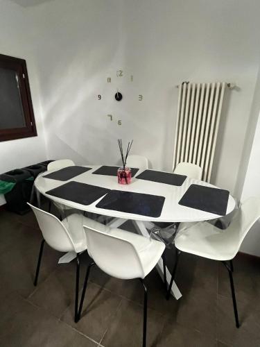 ein schwarzweißer Tisch und Stühle in einem Zimmer in der Unterkunft Home Sarenji in Trivolzio